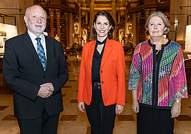 Drei Personen stehen nebeneinander