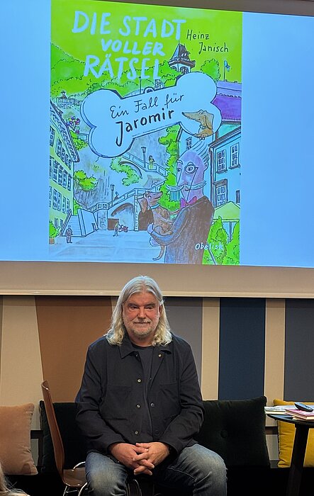 Foto eines Menschen, der auf einem Stuhl sitzt. 