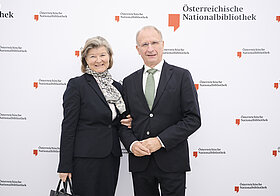 Zwei Menschen posieren für ein Foto.