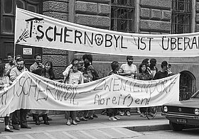 Schwarz-weißes Foto von einem kleinen Teil einer Demonstrationsgruppe, auf den Bannern steht: "Tschernobyl ist überall! und "Zwentendorf abreißen"