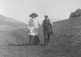 Gustav und Alma Mahler beim Spaziergang