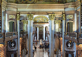 Barocker Bibliothekssaal mit Menschen von oben fotografiert