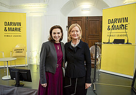 Zwei Personen vor zwei gelben Transparenten mit der Aufschrift "Darwin & Marie"