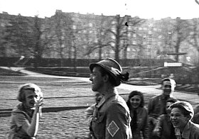 Soldat wird von Kindern ausgelacht, ein Kind dreht ihm eine lange Nase.