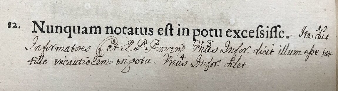 Kurzer, gedruckter, lateinischer Text mit handschriftlicher Notiz.
