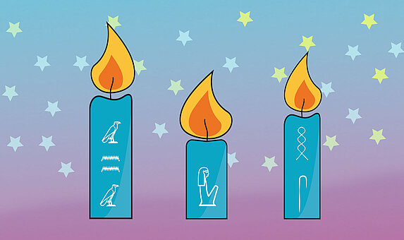 Grafik von drei brennenden Kerzen, auf denen Hieroglyphen eingeritzt sind.