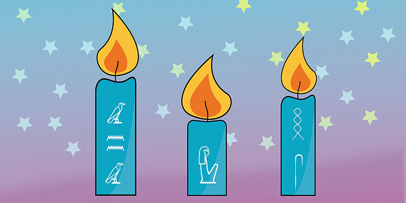 Grafik von drei brennenden Kerzen, auf denen Hieroglyphen eingeritzt sind.
