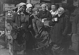 Eine Gruppe von Marktfrauen mit Haeferln in der Hand