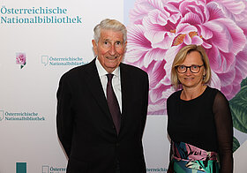 Zwei Personen posieren für ein Foto.