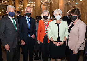 Foto von fünf Personen in eleganter Kleidung.