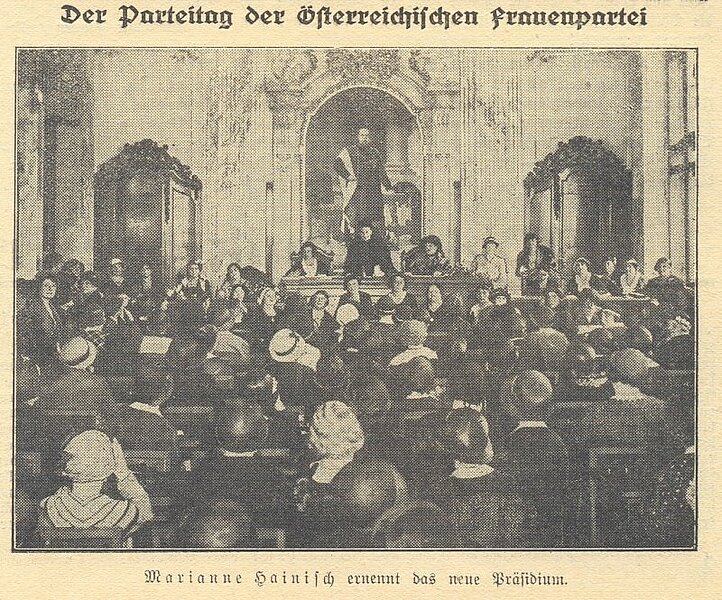 Frauenmenge vor Podium, schwarz-weiße Fotografie, Der Parteitag der Österreichischen Frauenpartei, in: Das Wort der Frau, 12. Juni 1932, Nr. 24, S. 1