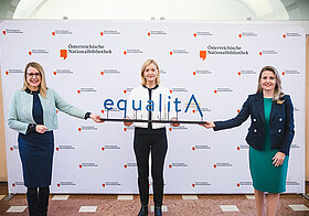 Bundesministerin Dr. Margarete Schramböck und Bundesministerin MMag. Dr. Susanne Raab überreichen Generaldirektorin Dr. Johanna Rachinger die Urkunde zum equalitA-Gütesiegel