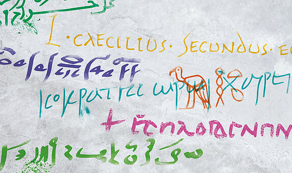 Wand mit Grafitti in verschiedenen Sprachen, z.B. in Hieroglyphen