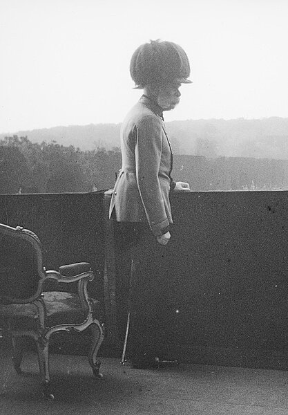 Schwarzweißfotografie von Kaiser Franz Joseph I am Balkon mit großem Helm