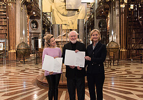 Ann Sophie Mutter hält die Partitur in Händen. Ann Sophie Mutter, John Williams und Johanna Rachinger