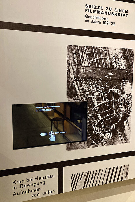 Foto von Touchscreen an Museumswand.
