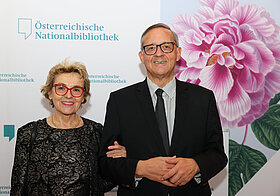 Zwei Personen posieren für ein Foto. 