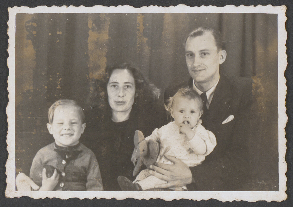 Familienportrait in schwarz-weiß, welches vier Menschen abbildet. 