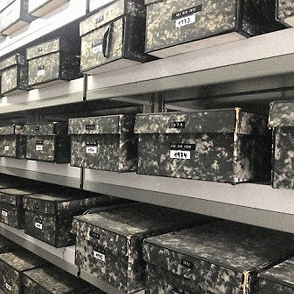Gleich aussehende Archivboxen in Regalreihen