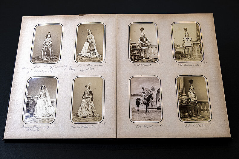 Fotoalbum mit schwarz-weißen Fotos von Menschen als orientalische Damen oder Ritter verkleidet.