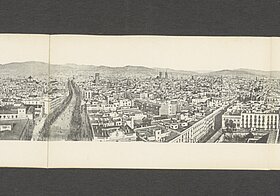 Langer Foto-Streifen mit Rundumblick einer Stadt.