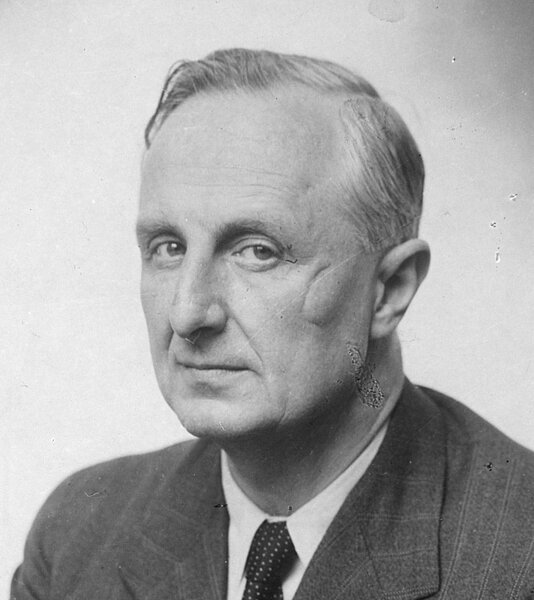 Ernster Mann im Anzug, schwarz-weiß