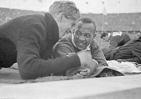 Lutz Long und Jesse Owens unterhalten sich