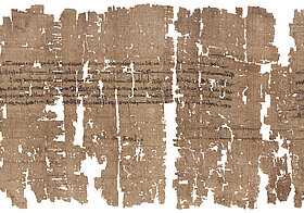 Beschrifteter Papyrus mit schwarzer Schrift. Dieser Ehevertrag ist in demotischer Sprache und darunter befindet sich die griechische Zusammenfassung.