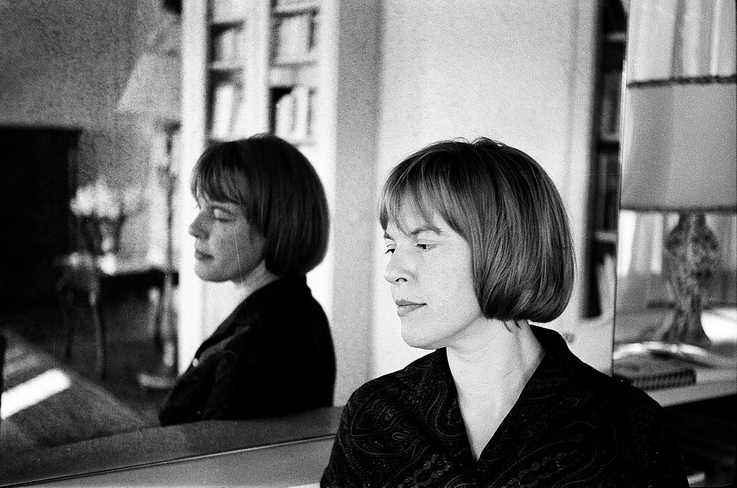 Ingeborg Bachmann in Rom, 1962, vor einem Spiegel