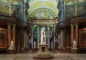 Statue von Karl VI. im Zentrum eines barocken Bibliothekssaal