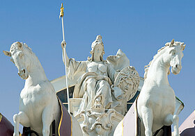 Statue in Rüstung mit zwei Pferden.