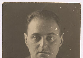 Black and white picture of a man in suit and tie