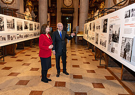Zwei Personen unterhalten sind in Museumsraum.
