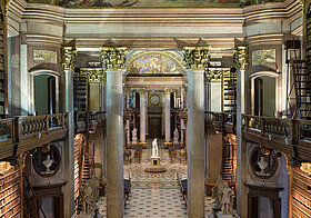 Leerer, barocker Bibliothekssaal von oben fotografiert