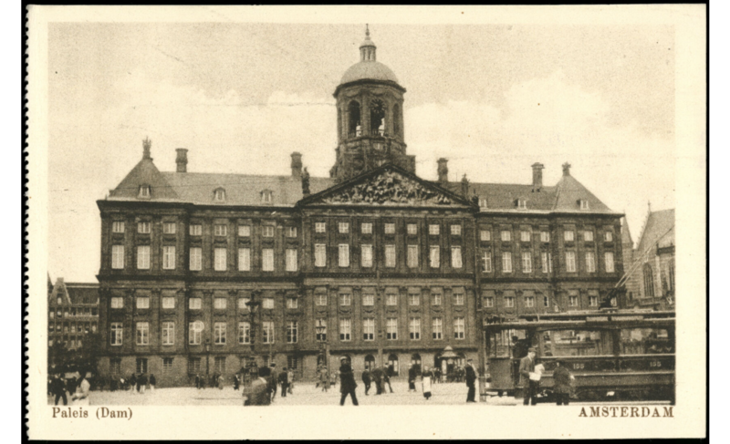 Postkarte in Schwarz-Weiß von einem mehrstöckigen Gebäude mit Turm in der Mitte.