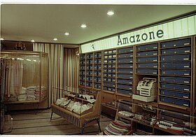 Interieuraufnahme eines Amazone-Modegeschäfts