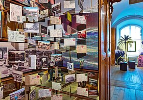 Postkartenkonstellation im Literaturmuseum. 