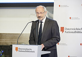 Univ. Prof. Dr. Bernhard Palme am Podium