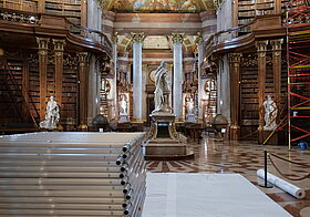 Blick in Marmorsaal mit Gerüsten