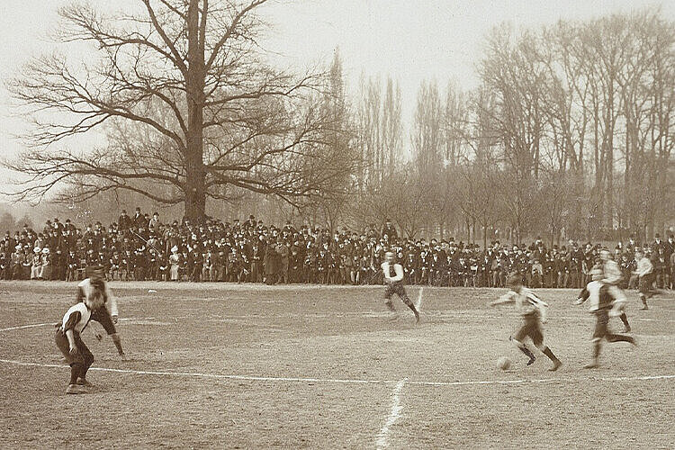 Schwarz-weißes Foto von Fußball-Match.