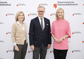 Drei Menschen posieren für ein Foto.