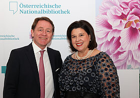Zwei Personen posieren für ein Foto.