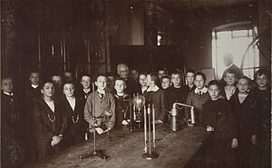 Schüler im Physiksaal, um 1900