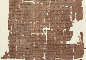 Schadhaftes, braunes Stück Papyrus.