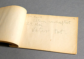 Notizblock mit Bleistift-Einträgen &quot;Eltern verhaftet&quot; und &quot;Vater tot&quot;