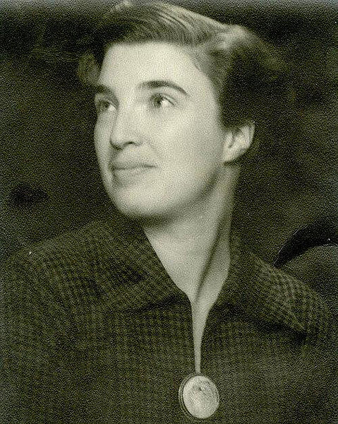 Porträtfoto einer Frau mit dunklen Haaren, die nach oben blickt, schwarz-weiß