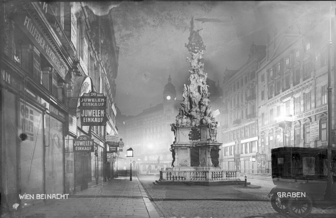Foto von prächtiger Säule am Graben bei Nacht, schwarz-weiß