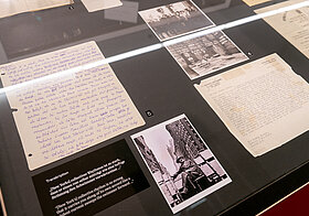 Manuskript von Stefan Zweig, Fotografien und ein Typoskript werden in einer Vitrine präsentiert. 