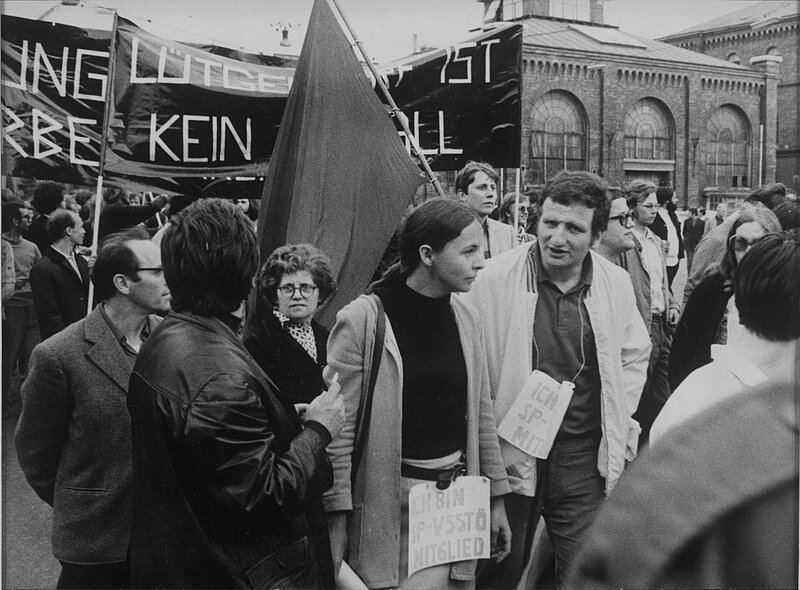 Menschen mit Plakaten auf einer Demonstration, schwarz-weiß