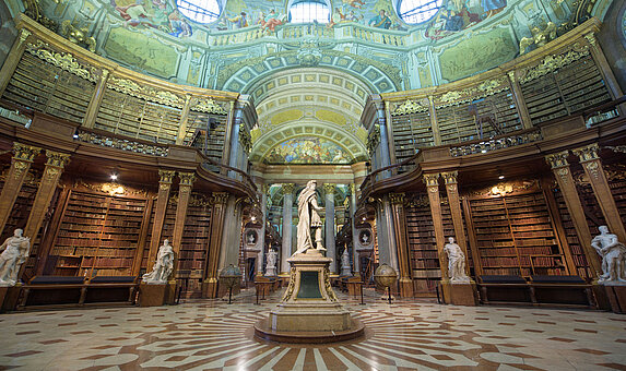 Leerer, barocker Bibliothekssaal von oben fotografiert